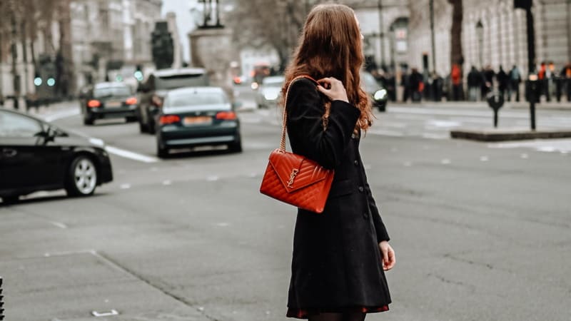 γυναίκα στο δρόμο με τσάντα