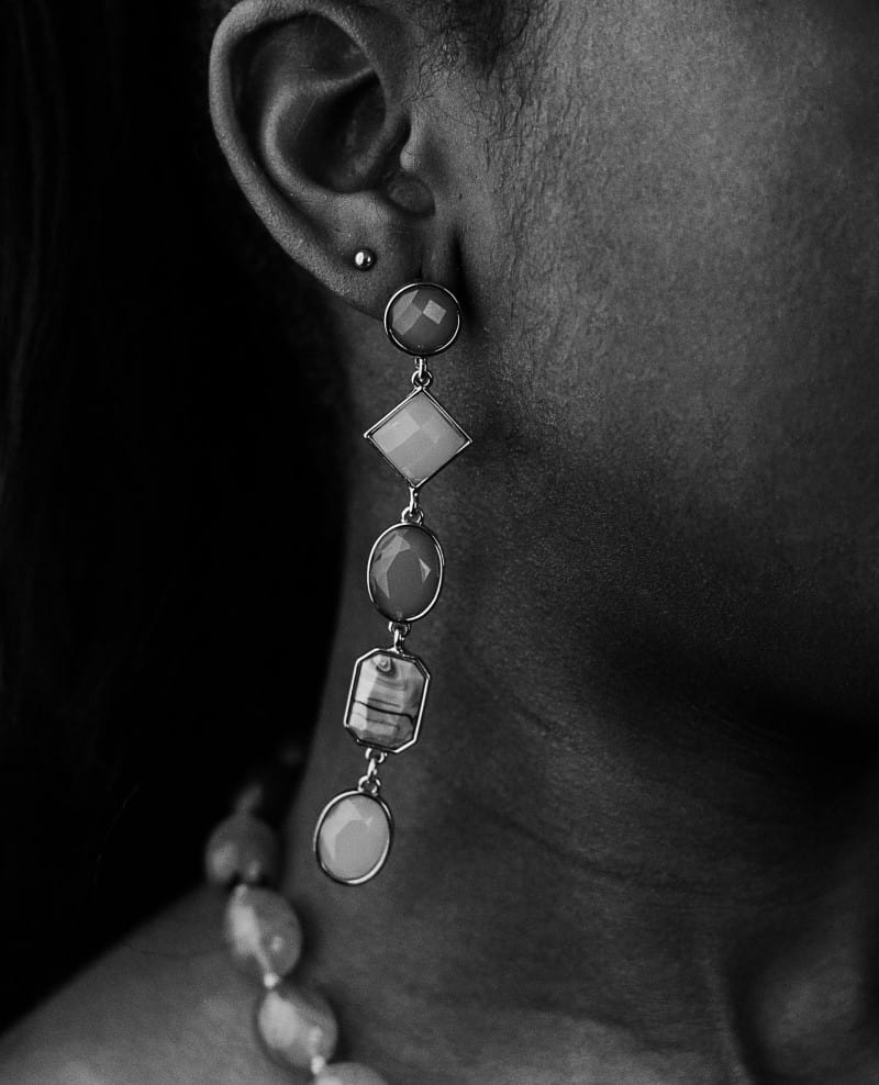 Έντονα κρεμαστά σκουλαρίκια σε γυναίκα, ασπρόμαυρη φωτογραφία