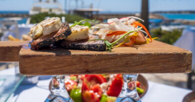 Φαγητό επάνω σε μία επιφάνεια κοπής σε λιμάνι της Ελλάδας