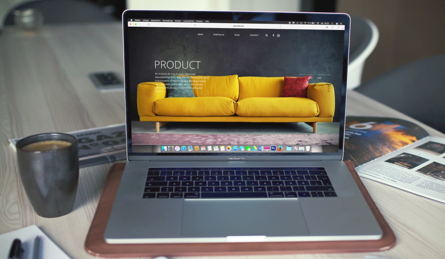 Ένα Macbook με ανοιχτή οθόνη και μια ιστοσελίδα επίπλων